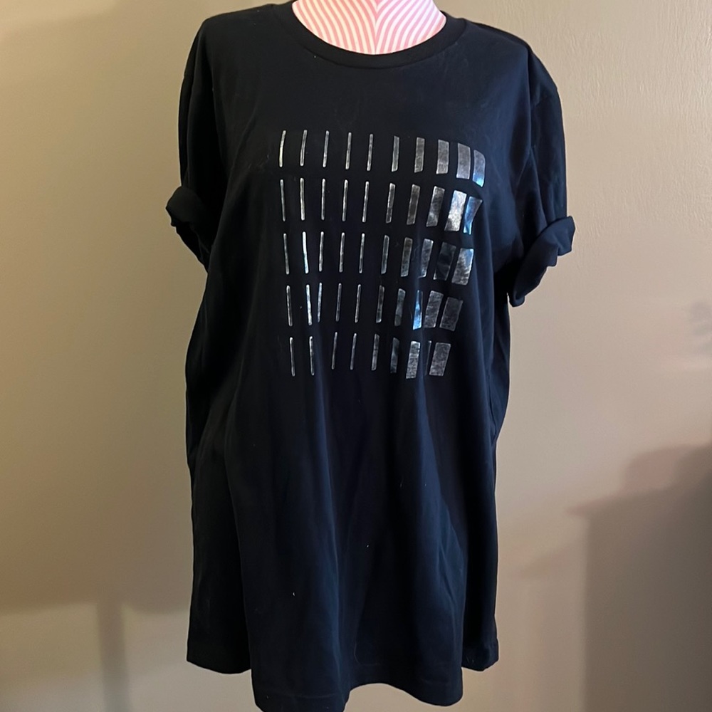 Black Tee Shirt T-Shirt with Silver Lines - size M/L